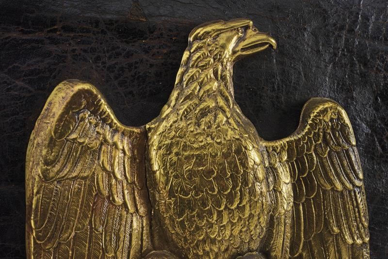 Sabretache da ussari, cuoio nero con stemma dorato