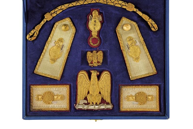 Astuccio con effetti per uniforme e cappello da Comandante-Generale del GIL