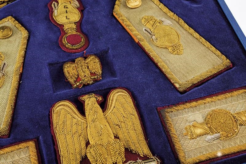 Astuccio con effetti per uniforme e cappello da Comandante-Generale del GIL