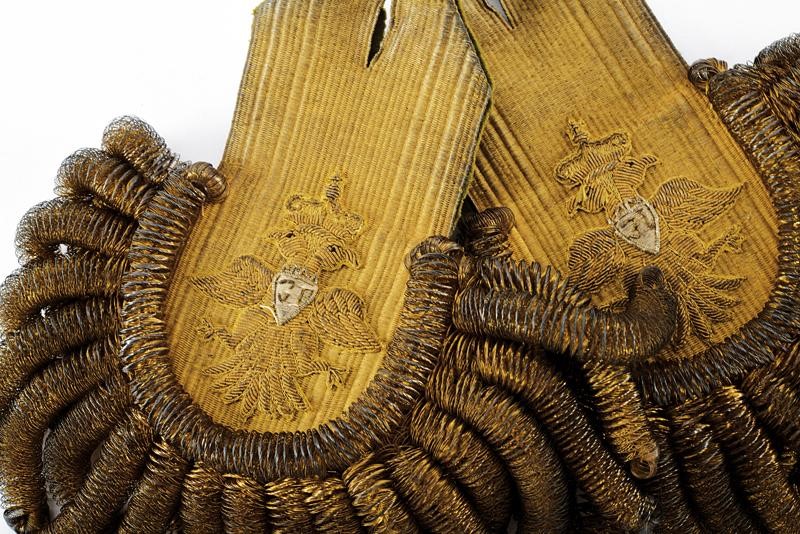 Paio di spalline, lamina metallica e canutiglia dorata, Austria, Seconda metà del XIX Secolo
