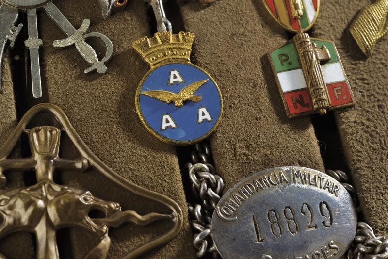 Amedeo Paradisi, Astuccio personale con spille e distintivi