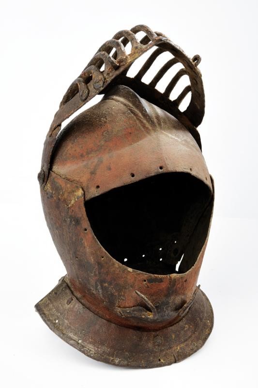Elmo con visiera a gabbia, Toscana, fine XVI secolo, altezza 27 cm