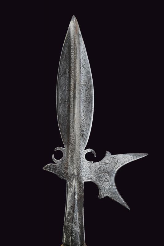 Alabarda tedesca incisa con stemma cavalleresco, lunghezza 207 cm, fine XVII secolo