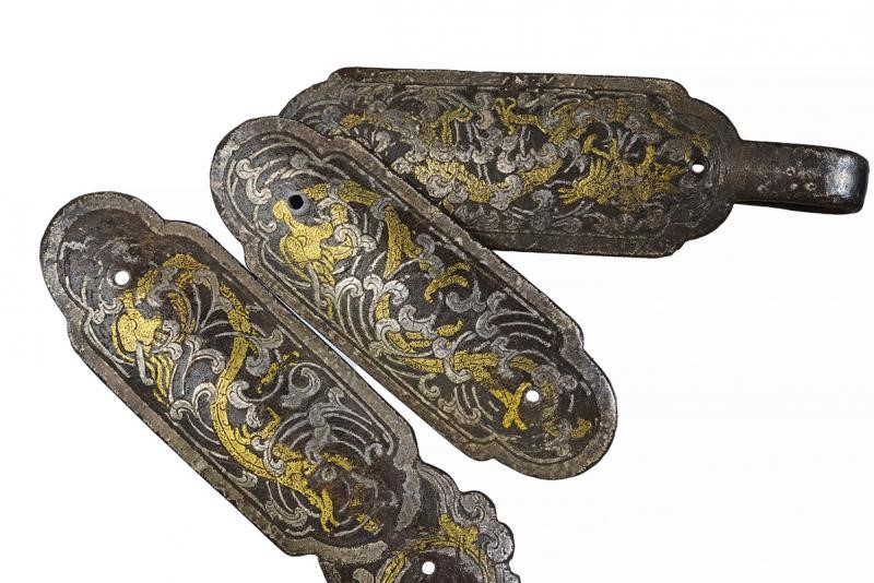 Fornimento per testiera da cavallo e quattro ornamenti in ferro, Tibet, XVIII Secolo