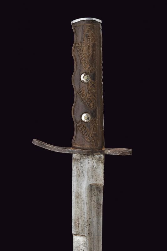 Pugnale da combattimento Mod. 1935 MVSN, impugnatura decorata in legno con simboli storici