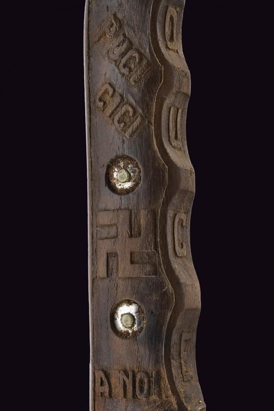 Pugnale da combattimento Mod. 1935 MVSN, impugnatura decorata in legno con simboli storici