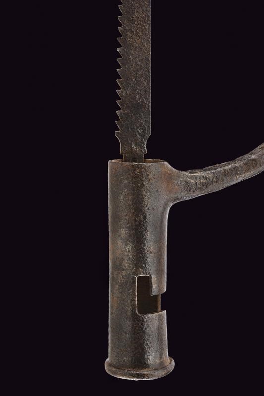 Seghetto da amputazione, modifica di baionetta a manicotto, lunghezza 41.5 cm, Europa, Inizio XIX...