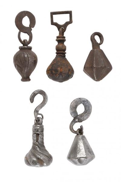 Collezione di cinque pesi da stadera in ferro, XVI - XVII secolo