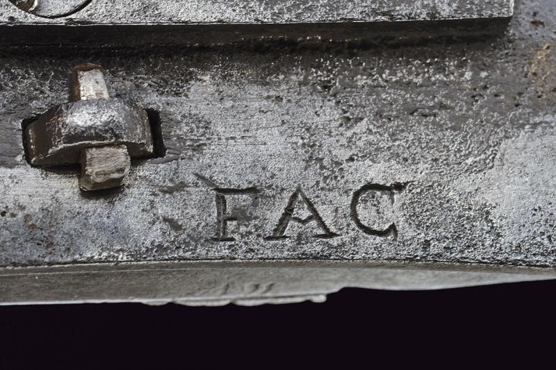 Batteria alla Romana, cartella piatta con mascherone inciso