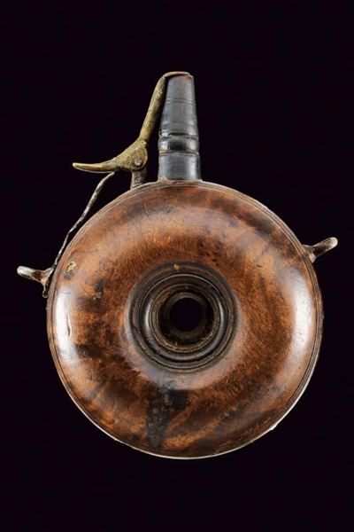 Fiasca da polvere, legno e ottone, XVII secolo