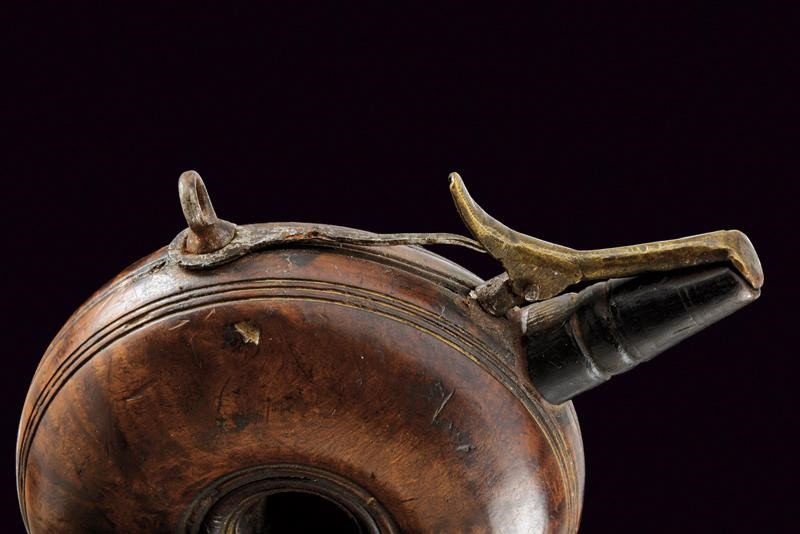 Fiasca da polvere, legno e ottone, XVII secolo