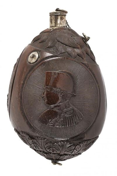 Fiasca da polvere in noce di cocco con busto di Napoleone I, Francia, 1840 circa