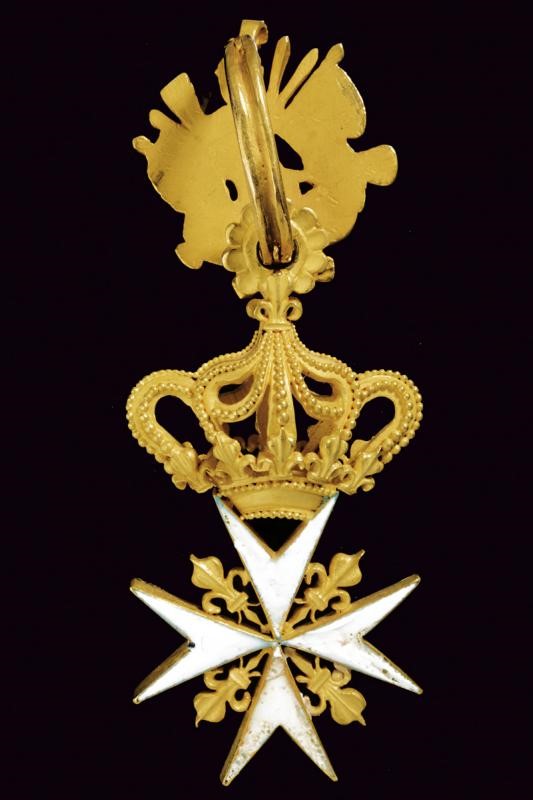 Sovrano Militare Ordine di Malta, Pendente in oro con croce in smalto bianco