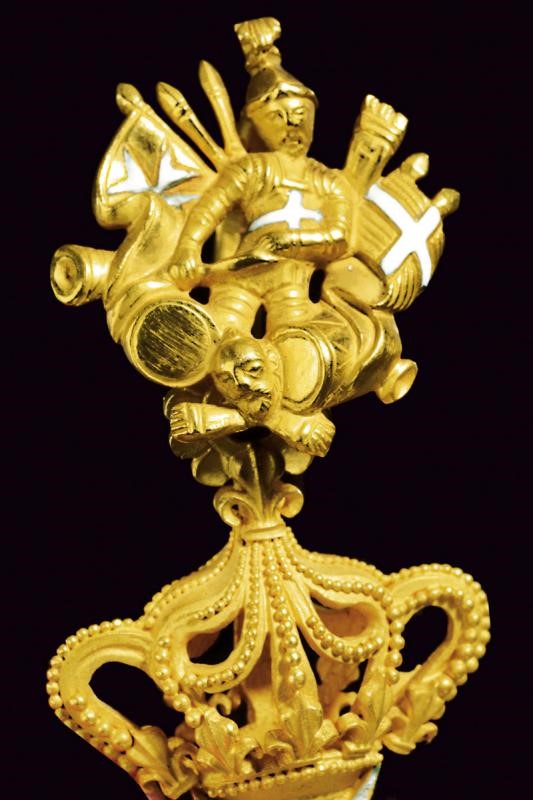 Sovrano Militare Ordine di Malta, Pendente in oro con croce in smalto bianco