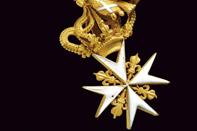 Sovrano Militare Ordine di Malta, Pendente in oro con croce in smalto bianco