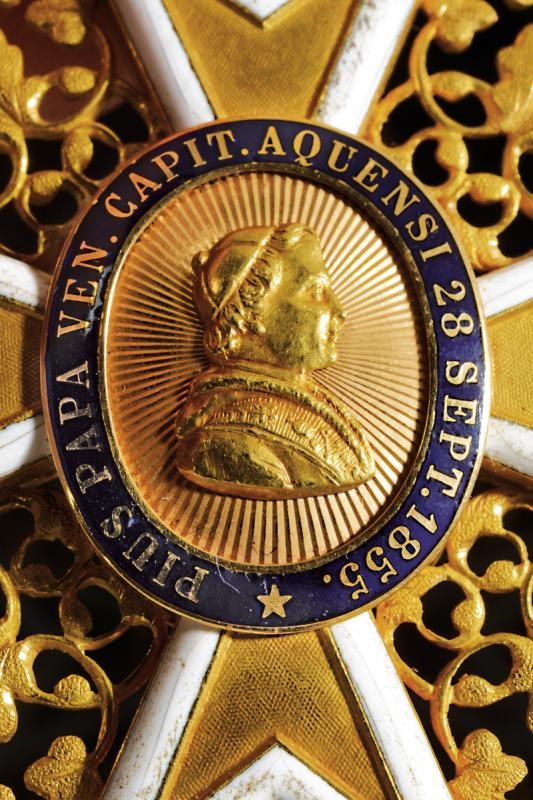 Croce in oro parzialmente smaltata, 1855, Stato Pontificio, con busto di Pio IX