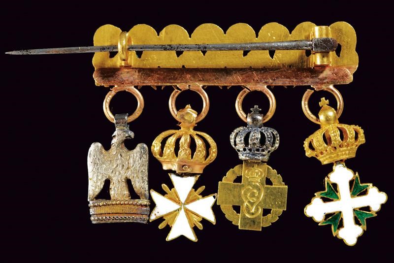 Baretta con quattro miniature, oro parzialmente smaltato, XIX Secolo