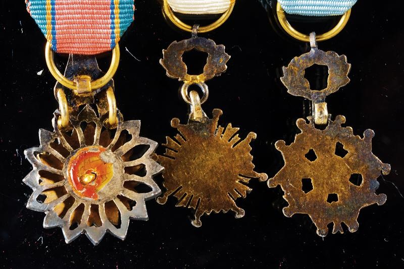 Baretta con tre decorazioni in miniatura