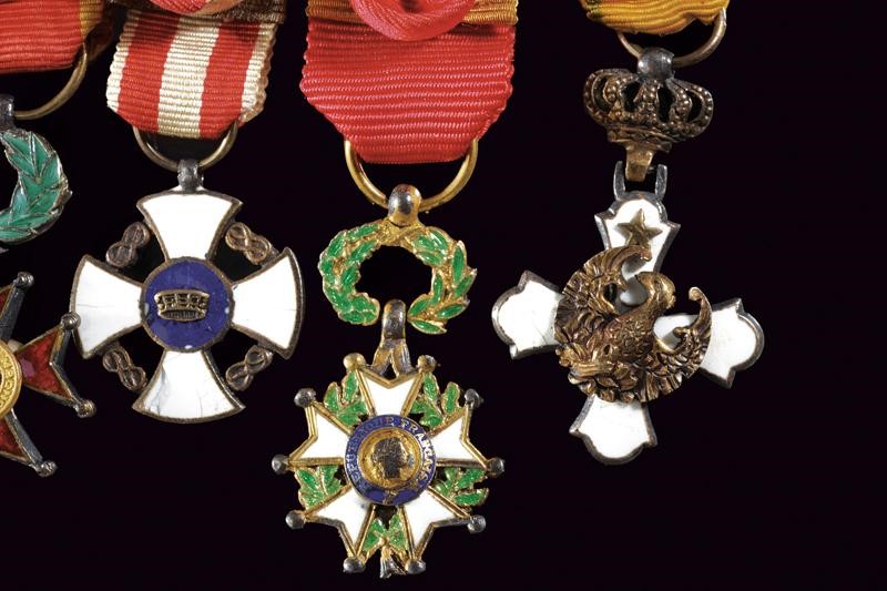 Barretta con otto decorazioni in miniatura