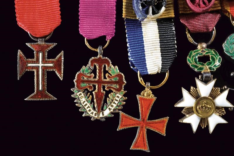 Barretta con otto decorazioni in miniatura