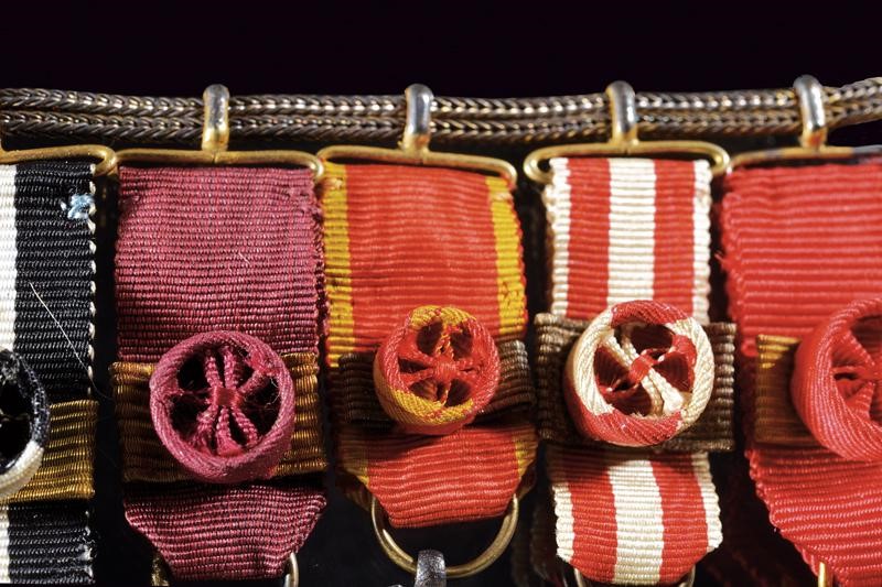 Barretta con otto decorazioni in miniatura