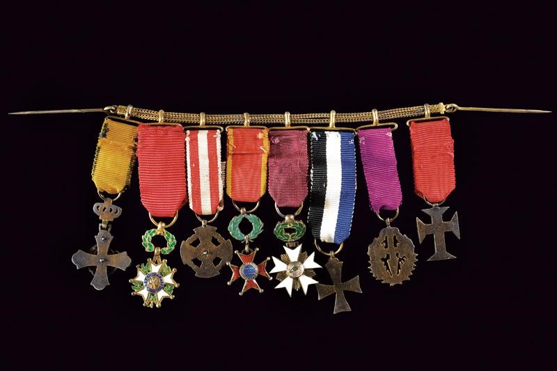 Barretta con otto decorazioni in miniatura