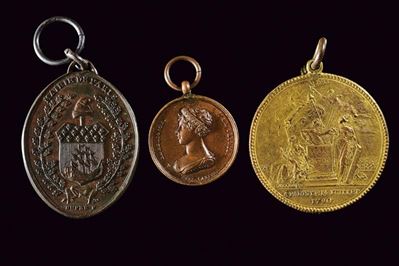 Lotto di tre medaglie in bronzo e bronzo dorato, Francia, Fine XVIII - Inizio XIX Secolo