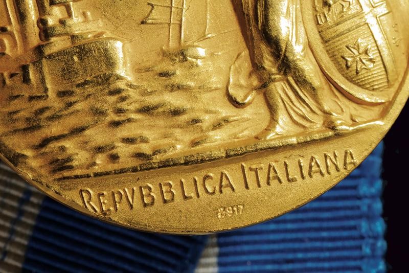 Medaglia D'Onore per Lunga Navigazione Compiuta, Repubblica Italiana, oro 917/1000