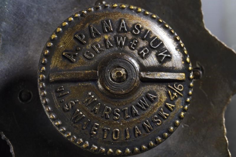 Distintivo, bronzo con testa d'aquila smaltata e marcatura A. PANASIUK WARSZAWA