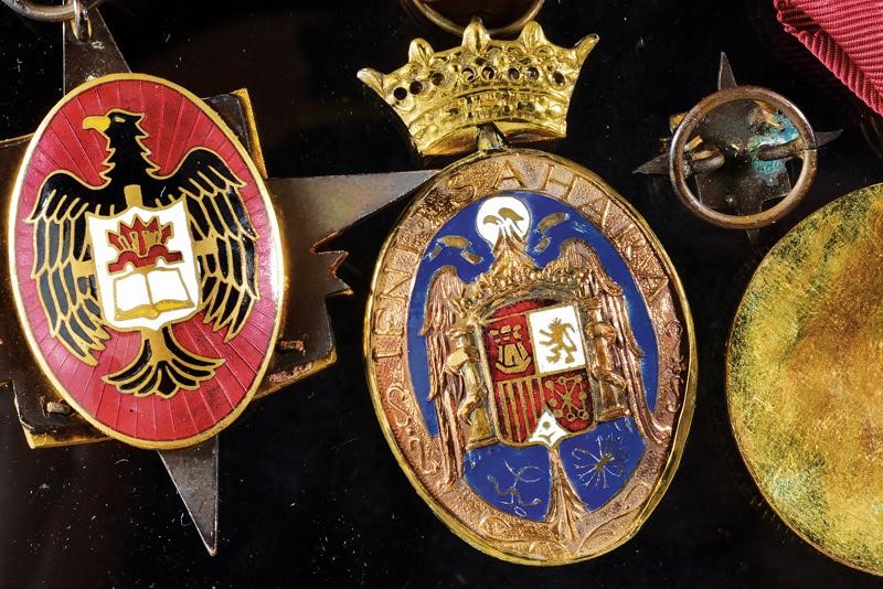 Lotto di tre distintivi militari spagnoli, Seconda metà del XX Secolo