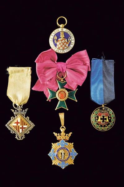 Collezione di cinque distintivi, metallo smaltato, XX secolo