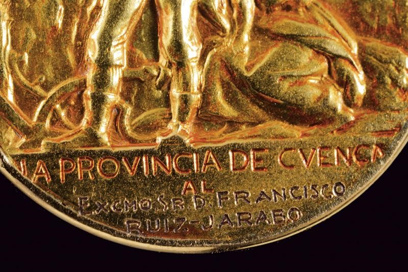 Medaglia d'oro commemorativa, Spagna, 1975, diametro 4 cm.