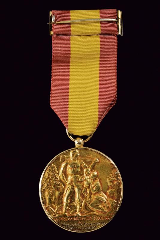 Medaglia d'oro commemorativa, Spagna, 1975, diametro 4 cm.