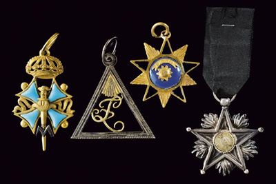 Lotto di quattro decorazioni massoniche, argento e metallo dorato, fine XIX inizio XX secolo