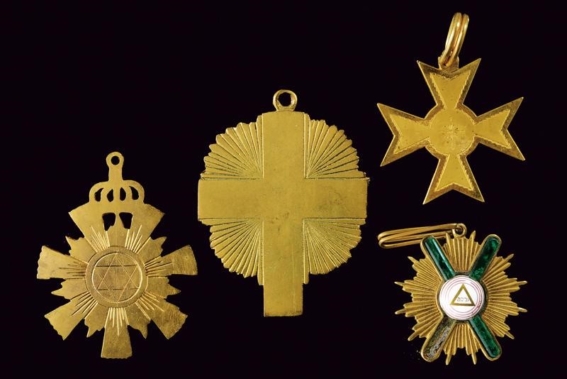 Decorazioni massoniche, lotto di quattro esemplari in metallo dorato e smaltato
