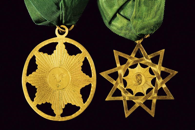 Lotto di due decorazioni massoniche, metallo dorato, incise e traforate