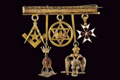 Barretta massonica con cinque distintivi, metallo dorato, circa 1900