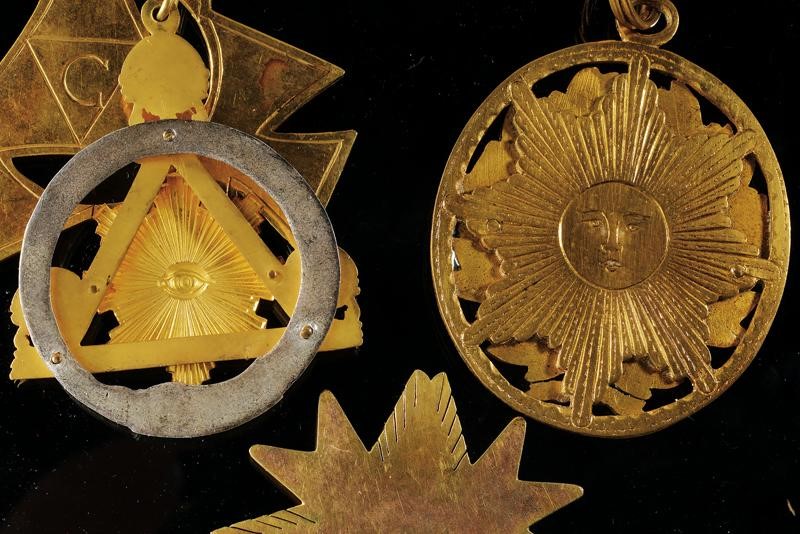 Decorazioni massoniche, Lotto di quattro esemplari in metallo dorato