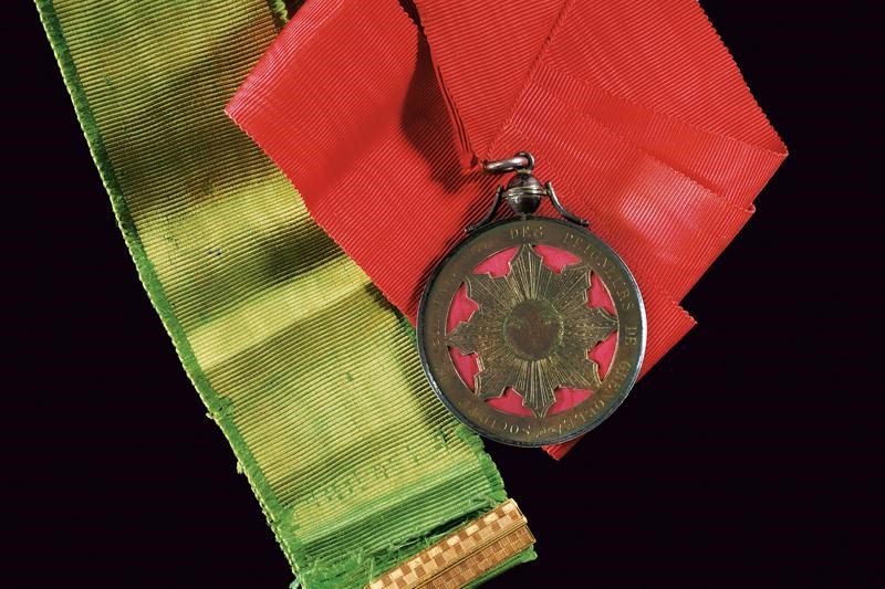 Decorazione massonica, metallo bianco con fondo in seta rossa