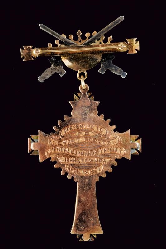Croce massonica in oro giallo, argento e smalti, 1957