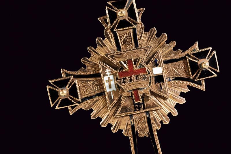 Croce massonica in oro giallo, argento e smalti, 1957