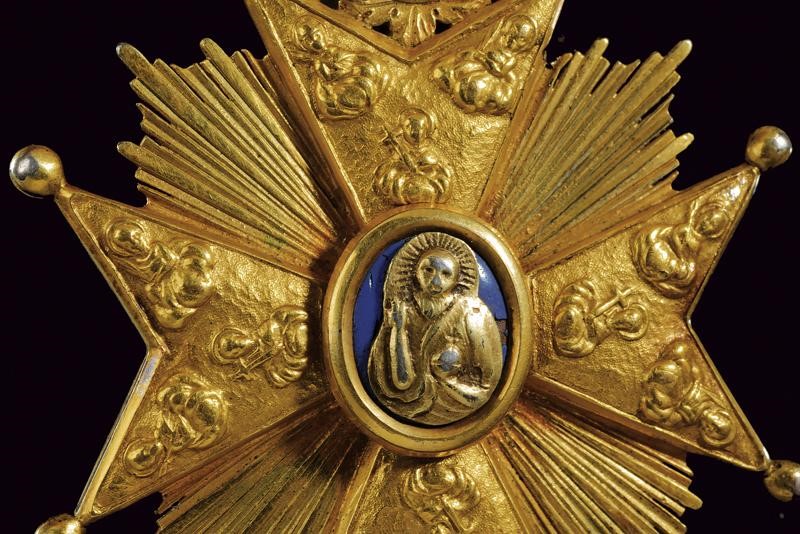 Pendente religioso, metallo dorato e smalto, XIX secolo