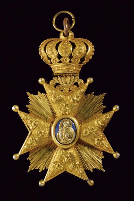 Pendente religioso, metallo dorato e smalto, XIX secolo
