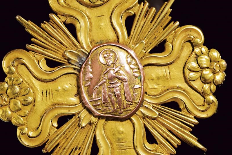 Pendente religioso, croce dorata a mercurio con medaglione in porcellana