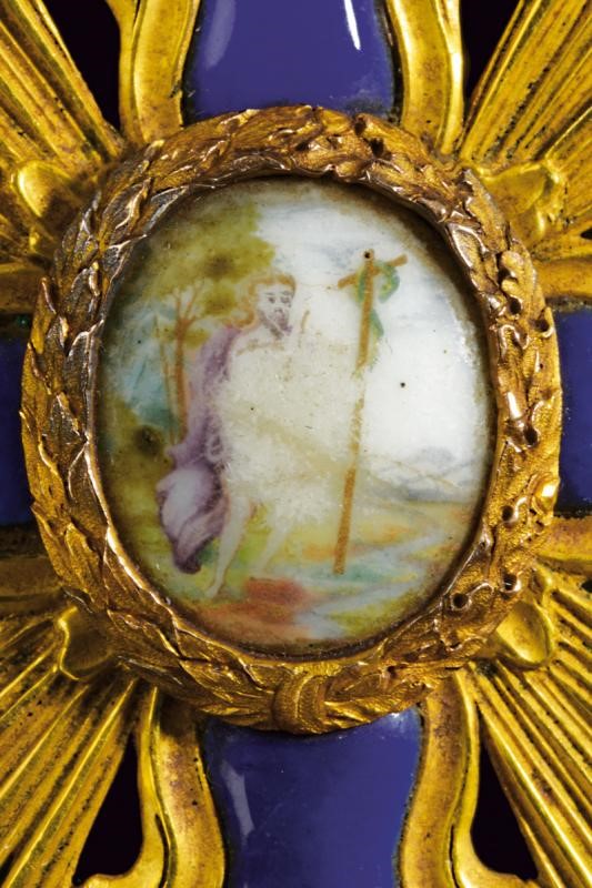 Pendente religioso, croce dorata a mercurio con medaglione in porcellana