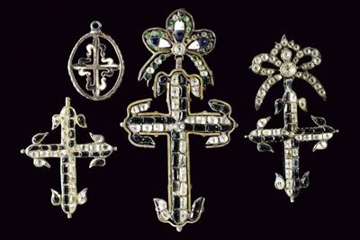 Lotto di tre croci religiose in metallo bianco e medaglione, XIX secolo