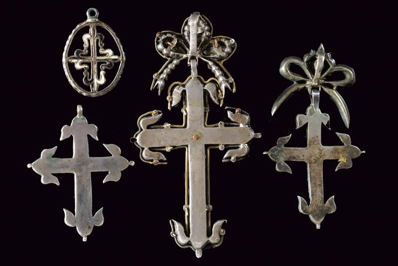 Lotto di tre croci religiose in metallo bianco e medaglione, XIX secolo