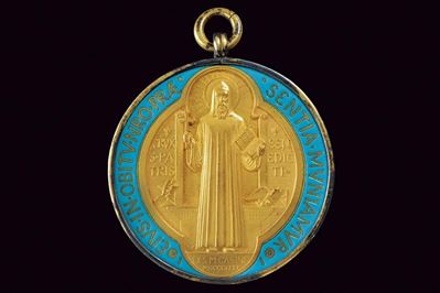 Medaglia di San Benedetto di Norcia, argento dorato e smaltato, 1880 circa