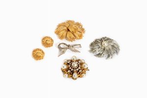 Lotto composto da quattro spille e un paio di orecchini