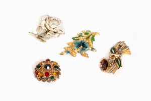 Lot comprosing of four brooches